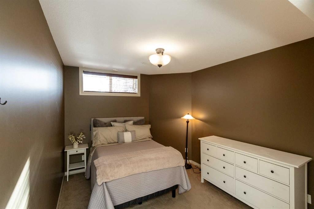6371 Cedar Way, Innisfail, AB - Indoor Photo Showing Bedroom