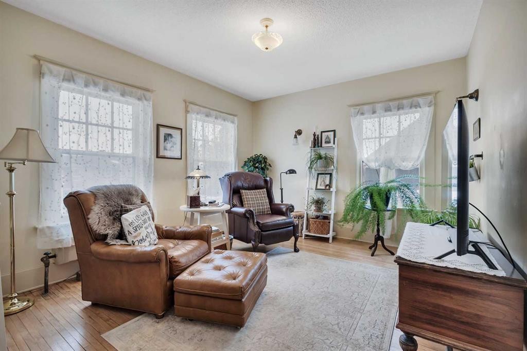 5331 51 Avenue, Lacombe, AB - Indoor Photo Showing Living Room