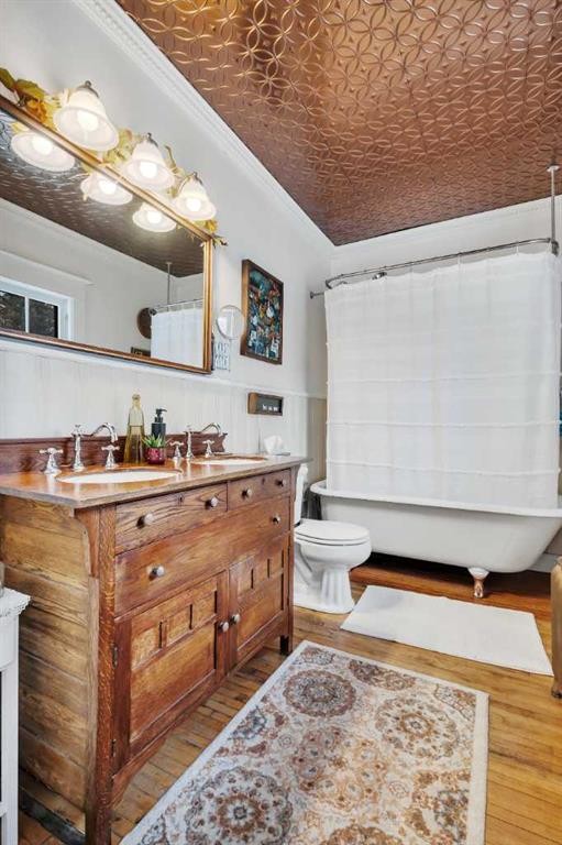 5331 51 Avenue, Lacombe, AB - Indoor Photo Showing Bathroom