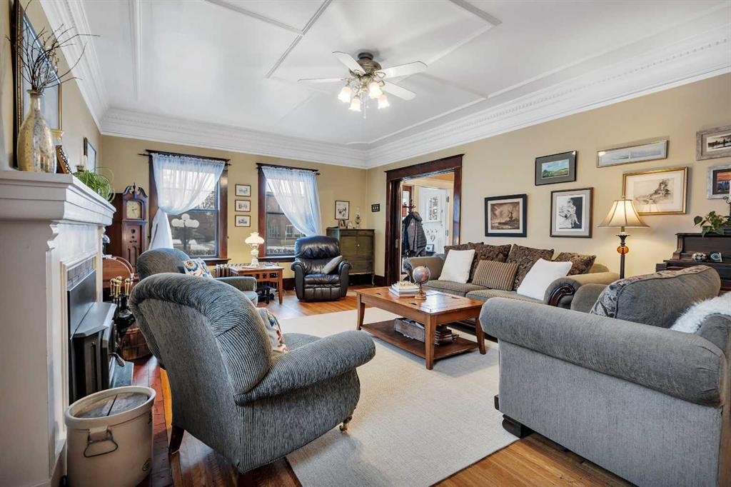 5331 51 Avenue, Lacombe, AB - Indoor Photo Showing Living Room