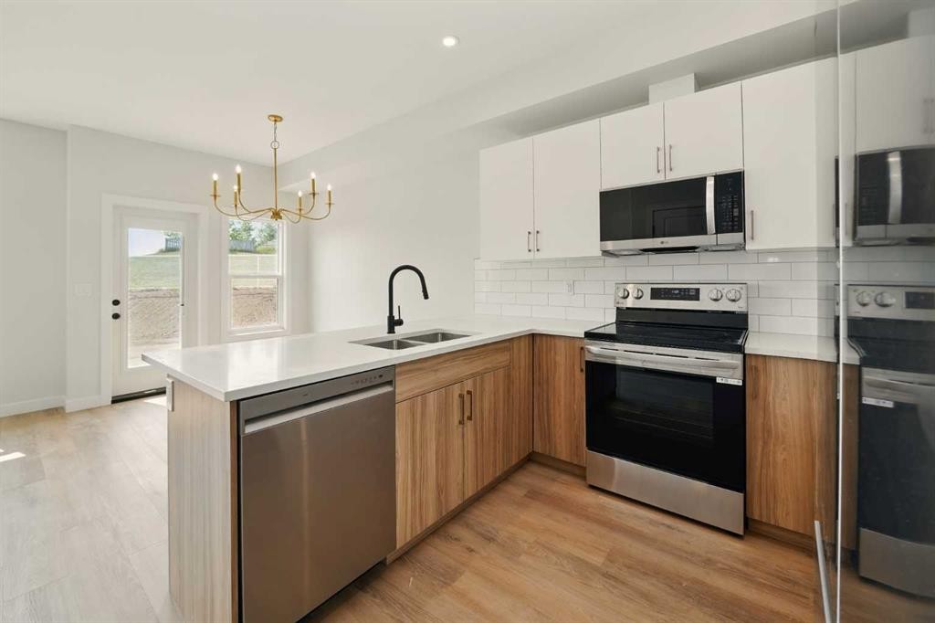 61 Pinnacle Close, Blackfalds, AB - Indoor Photo Showing Kitchen With Double Sink With Upgraded Kitchen