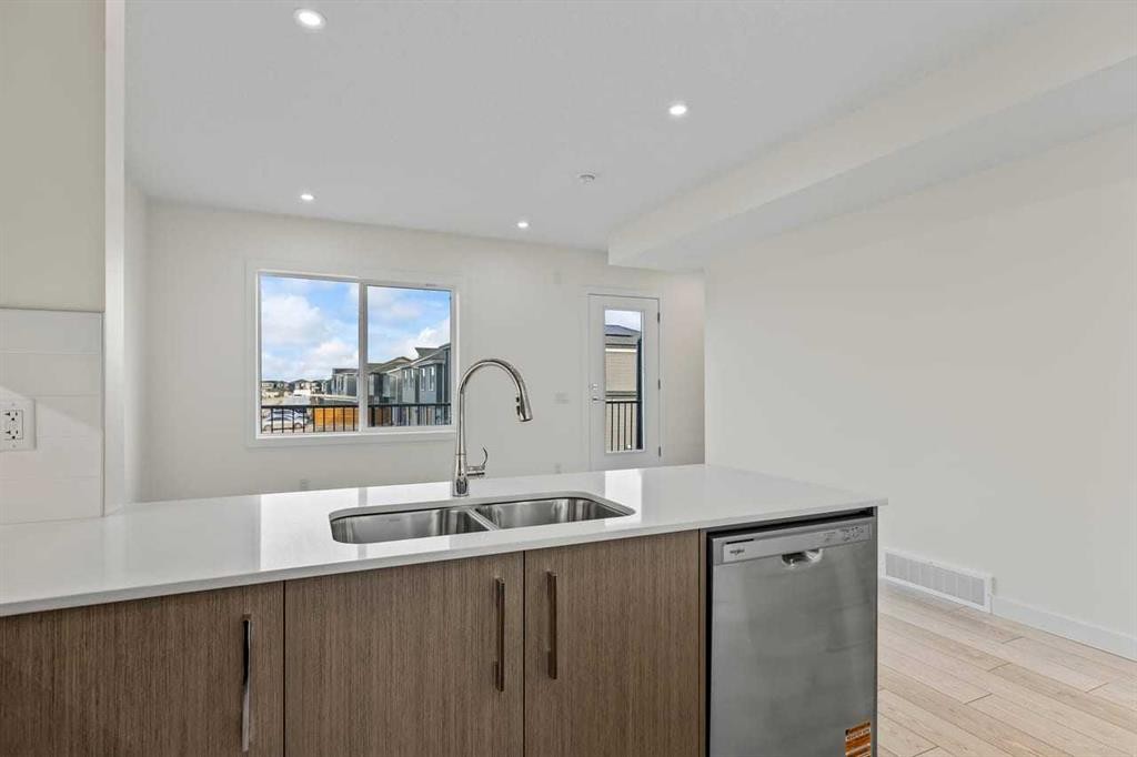 42 Corner Glen Manor Ne, Calgary, AB - Indoor Photo Showing Kitchen With Double Sink