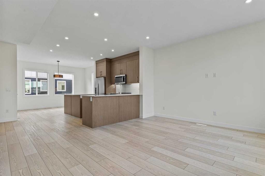 42 Corner Glen Manor Ne, Calgary, AB - Indoor Photo Showing Kitchen