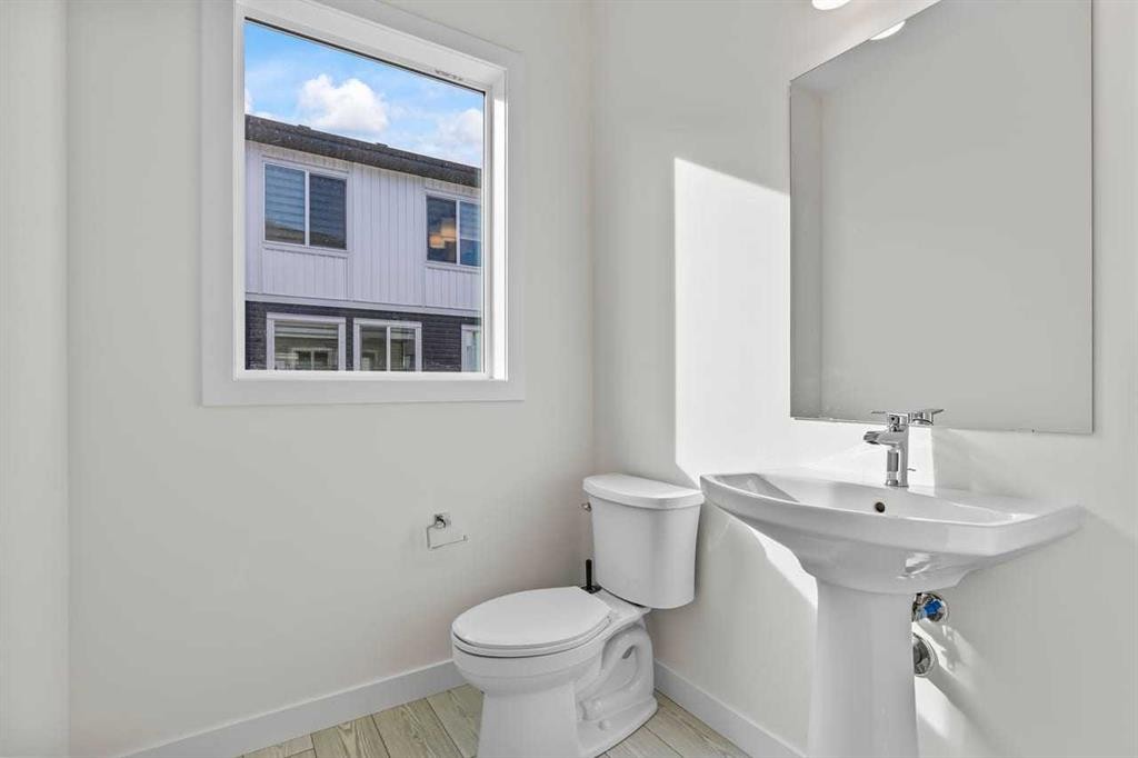 42 Corner Glen Manor Ne, Calgary, AB - Indoor Photo Showing Bathroom