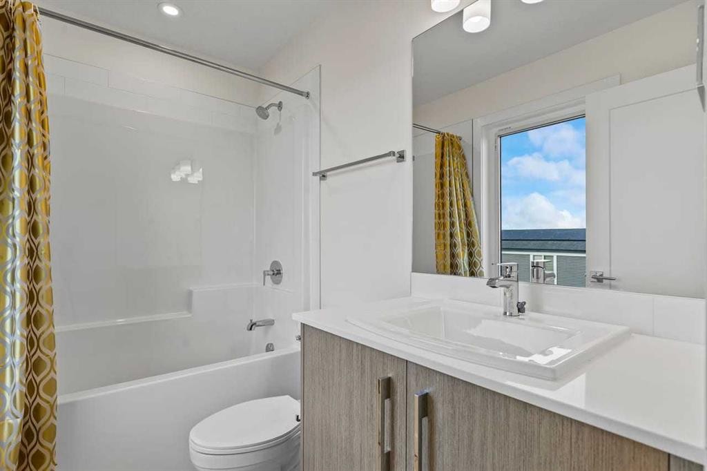 42 Corner Glen Manor Ne, Calgary, AB - Indoor Photo Showing Bathroom