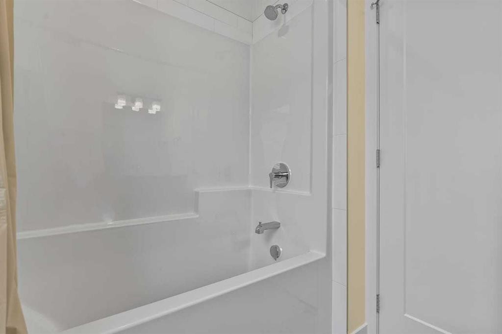 42 Corner Glen Manor Ne, Calgary, AB - Indoor Photo Showing Bathroom