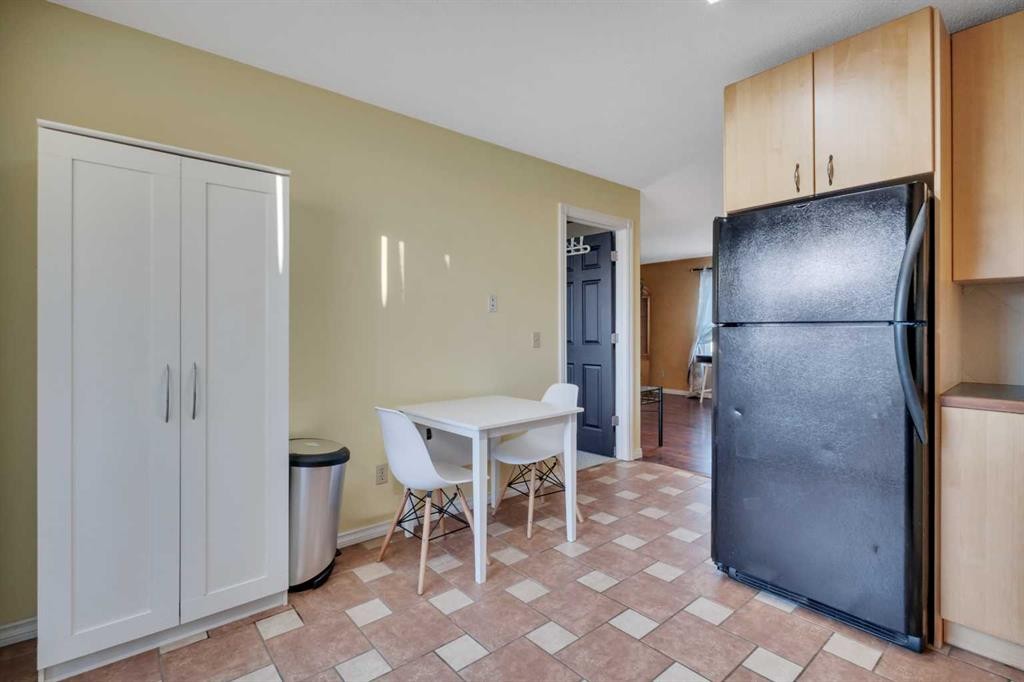 216-48 Holmes, Red Deer, AB - Indoor