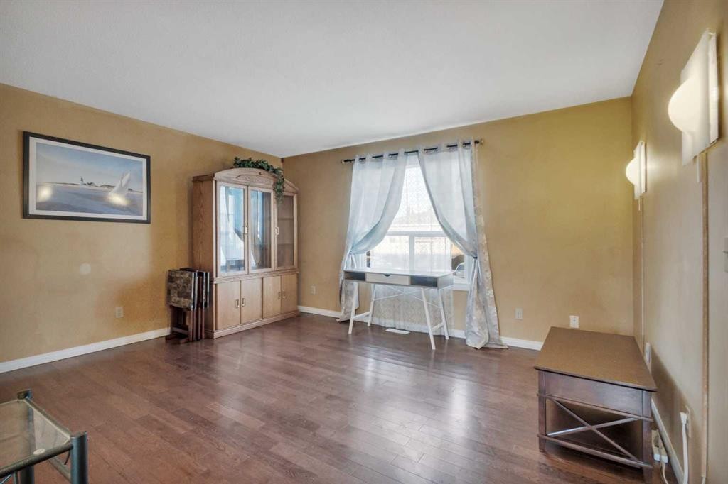 216-48 Holmes, Red Deer, AB - Indoor Photo Showing Living Room