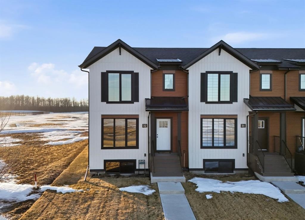 32 Station Drive, Sylvan Lake, AB - Outdoor With Facade