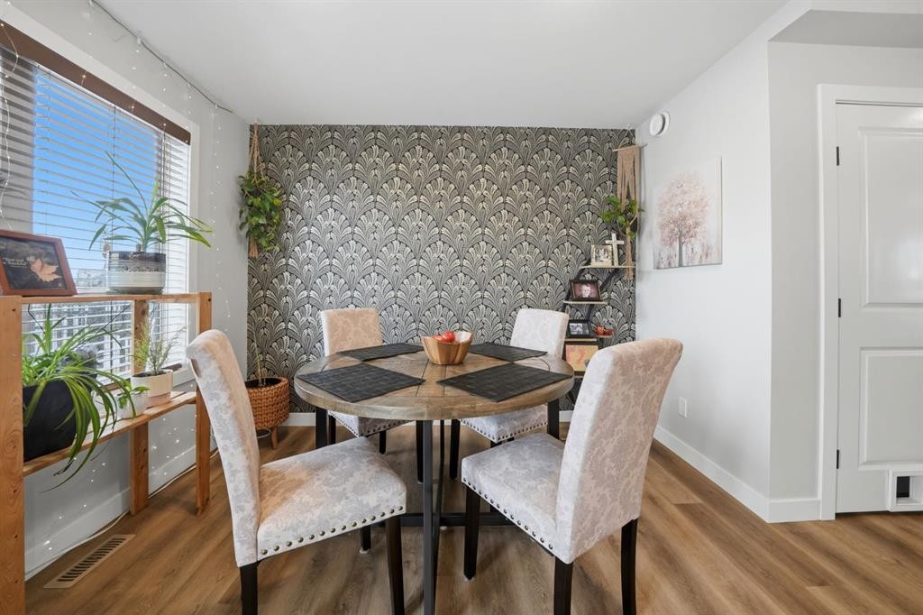 32 Station Drive, Sylvan Lake, AB - Indoor Photo Showing Dining Room