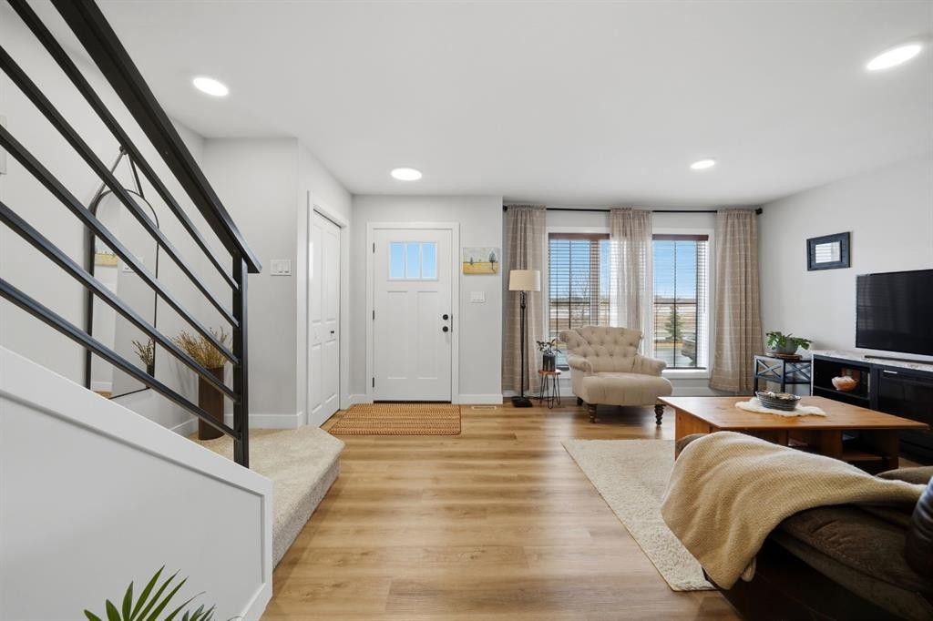 32 Station Drive, Sylvan Lake, AB - Indoor Photo Showing Living Room