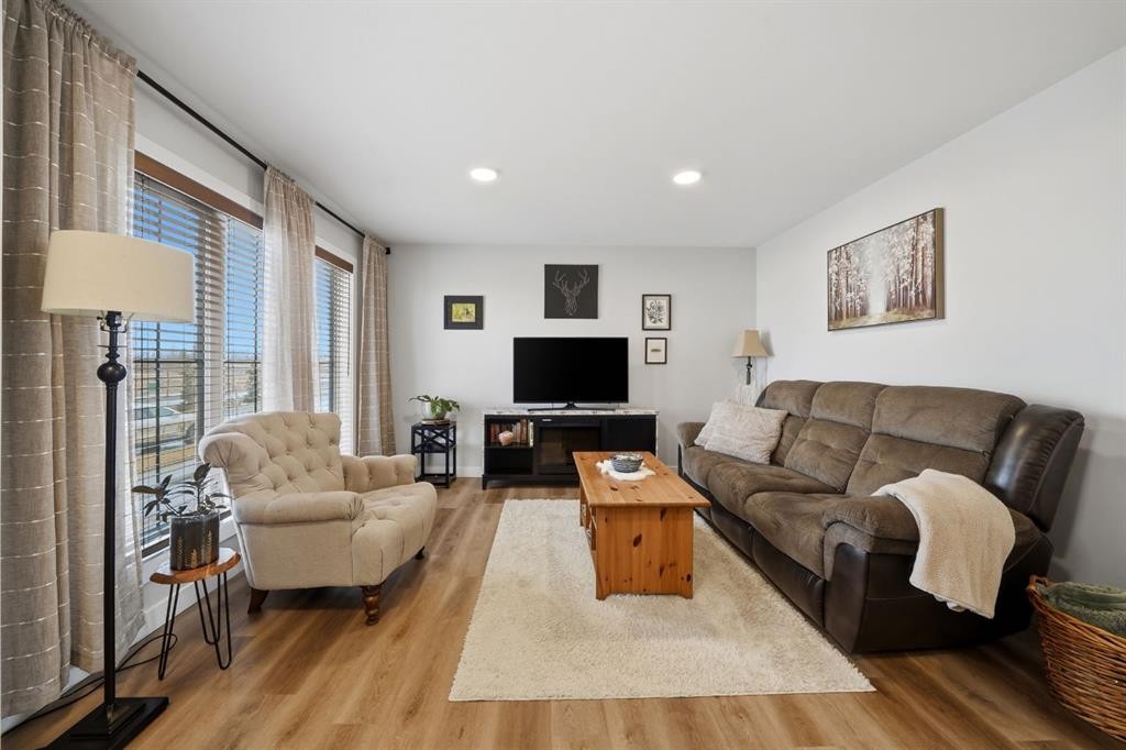 32 Station Drive, Sylvan Lake, AB - Indoor Photo Showing Living Room