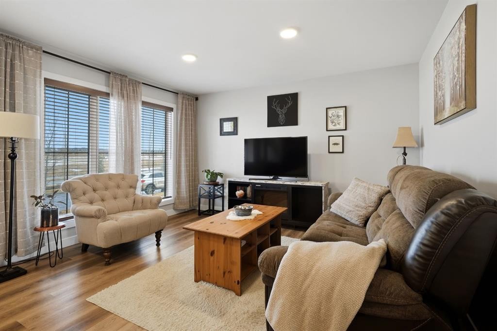 32 Station Drive, Sylvan Lake, AB - Indoor Photo Showing Living Room
