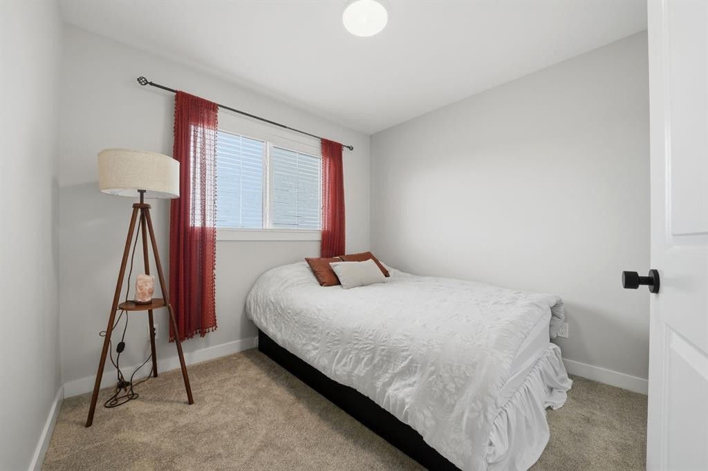 32 Station Drive, Sylvan Lake, AB - Indoor Photo Showing Bedroom