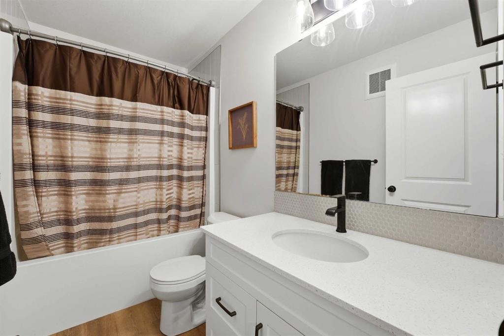 32 Station Drive, Sylvan Lake, AB - Indoor Photo Showing Bathroom