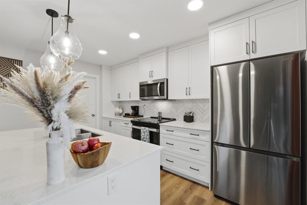 32 Station Drive, Sylvan Lake, AB - Indoor Photo Showing Kitchen With Upgraded Kitchen