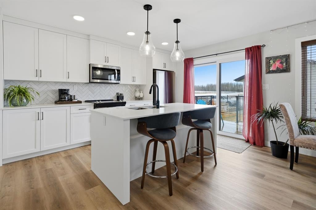 32 Station Drive, Sylvan Lake, AB - Indoor Photo Showing Kitchen With Double Sink With Upgraded Kitchen