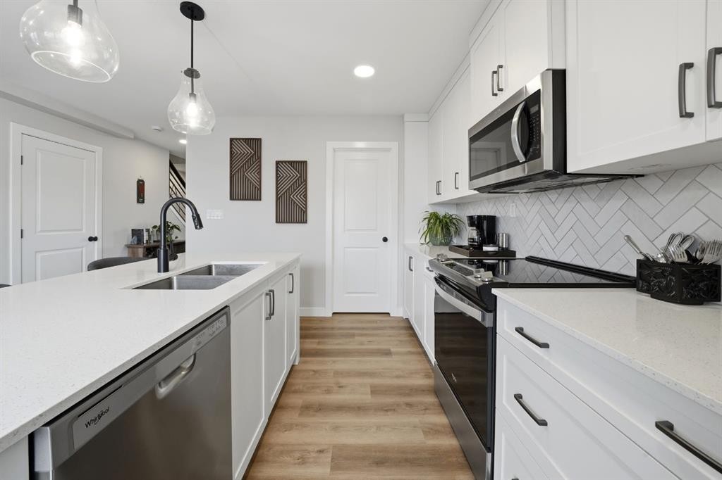 32 Station Drive, Sylvan Lake, AB - Indoor Photo Showing Kitchen With Double Sink With Upgraded Kitchen