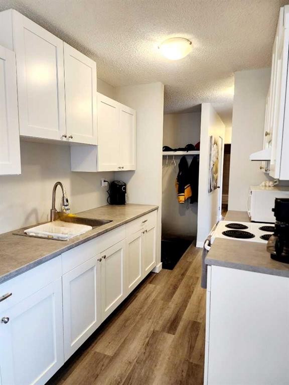 306-4811 55 Street, Red Deer, AB - Indoor Photo Showing Kitchen