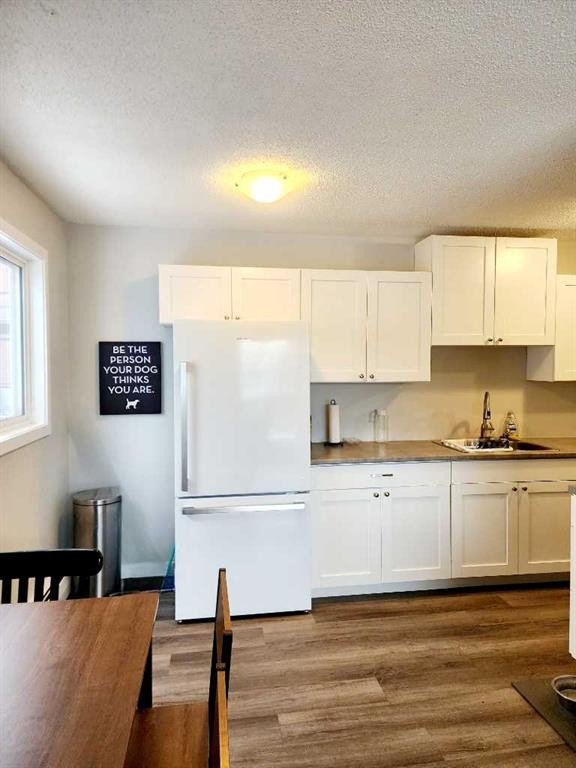 306-4811 55 Street, Red Deer, AB - Indoor Photo Showing Kitchen