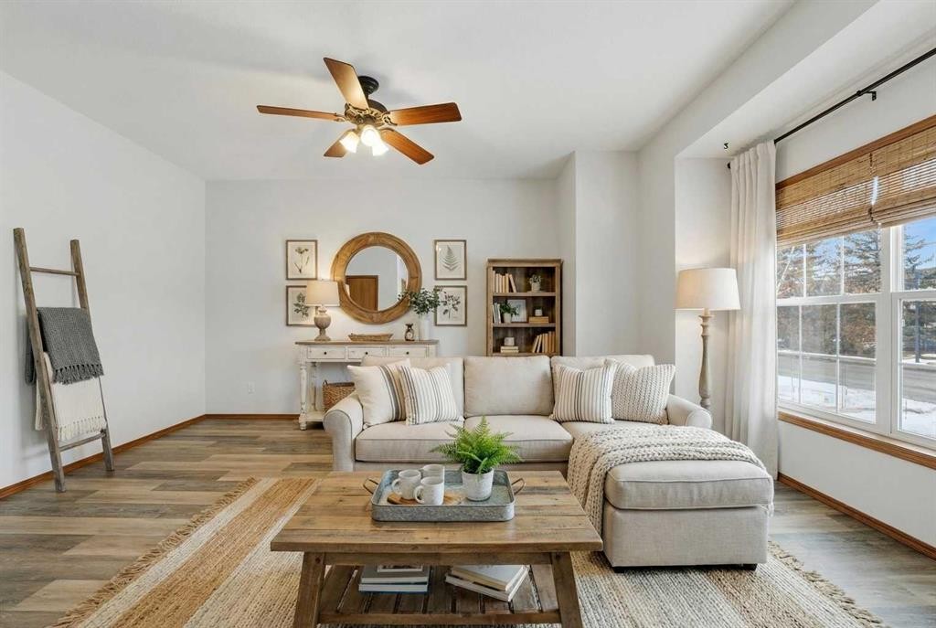 287 Cornett Drive, Red Deer, AB - Indoor Photo Showing Living Room