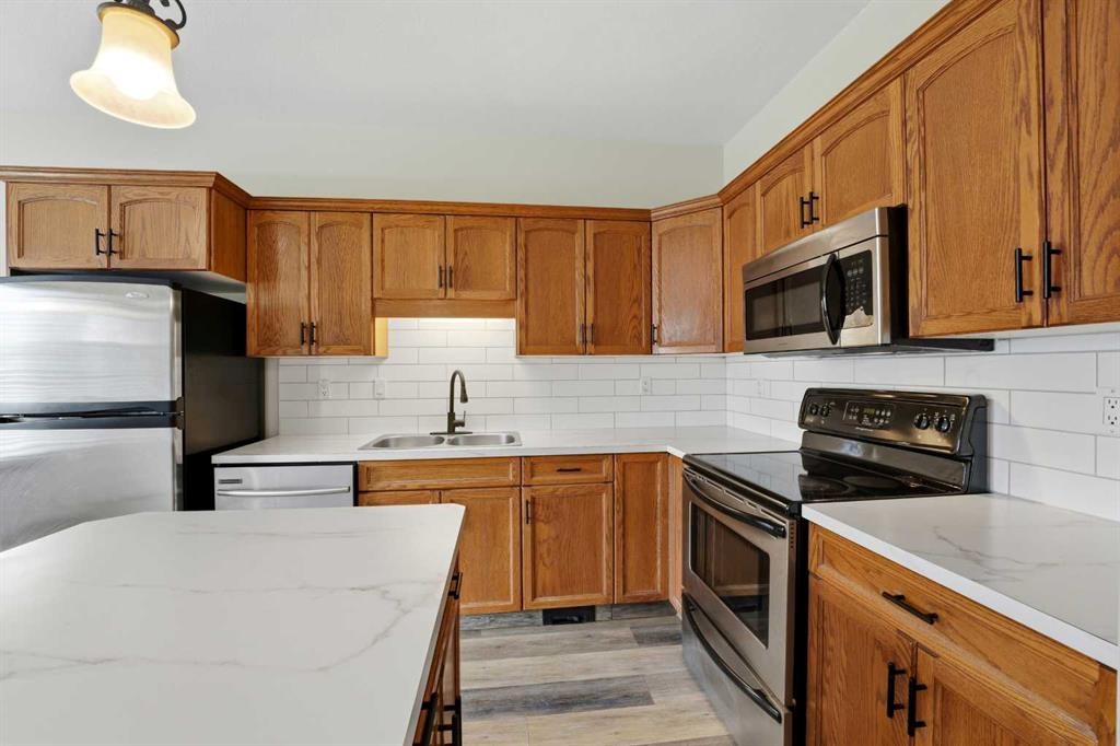 287 Cornett Drive, Red Deer, AB - Indoor Photo Showing Kitchen With Double Sink