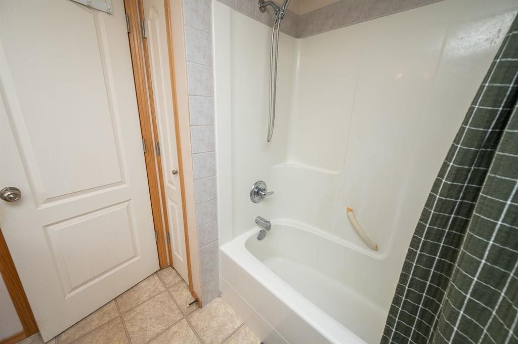 6209 Orr Drive, Red Deer, AB - Indoor Photo Showing Bathroom