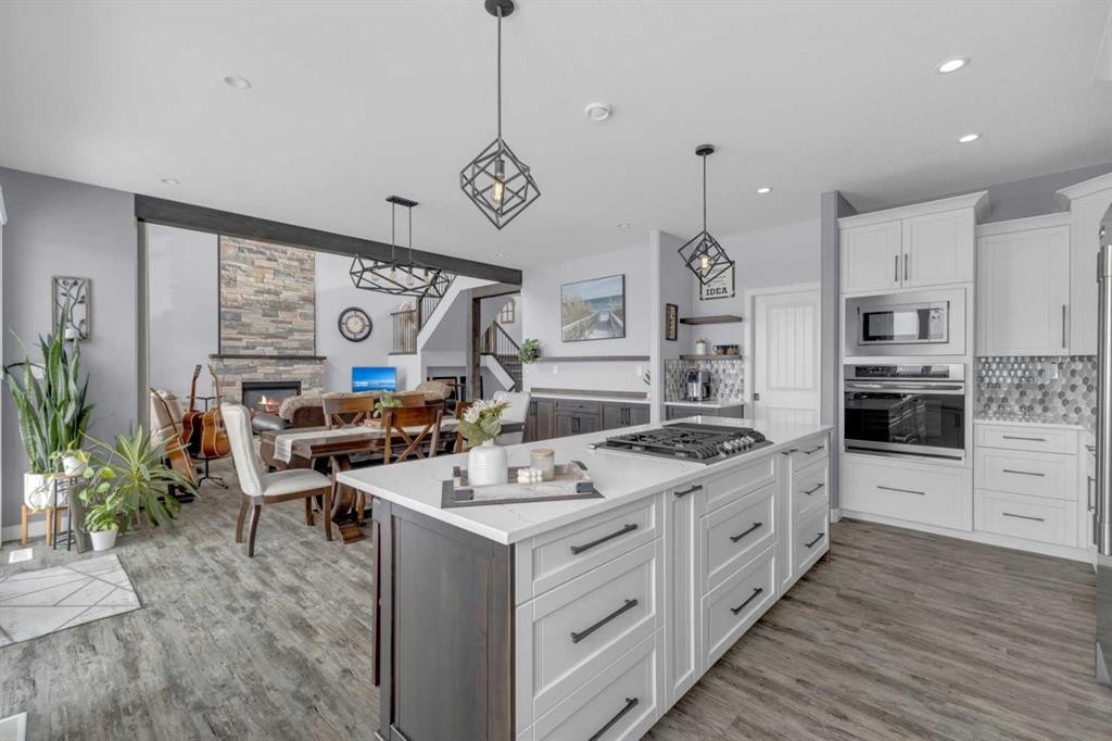 5 Leonard Close, Sylvan Lake, AB - Indoor Photo Showing Kitchen With Upgraded Kitchen