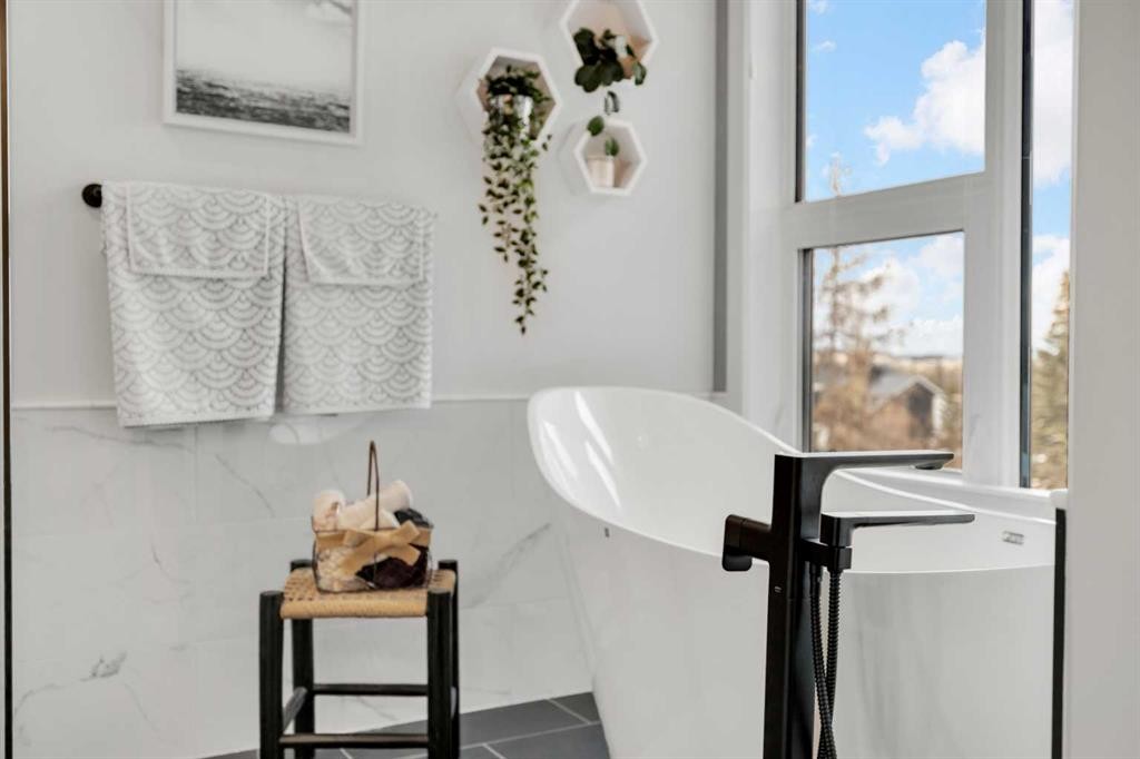 5 Leonard Close, Sylvan Lake, AB - Indoor Photo Showing Bathroom