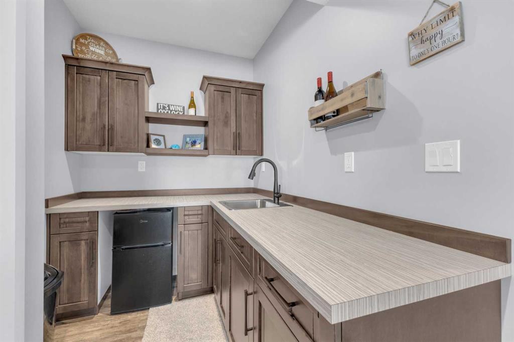 5 Leonard Close, Sylvan Lake, AB - Indoor Photo Showing Kitchen