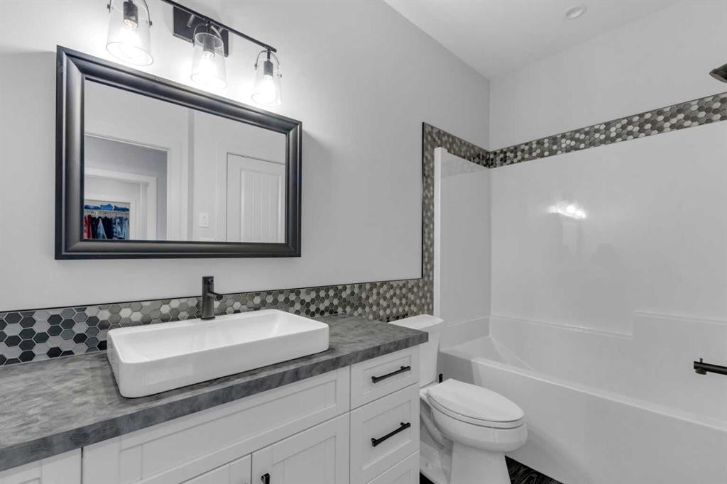 5 Leonard Close, Sylvan Lake, AB - Indoor Photo Showing Bathroom