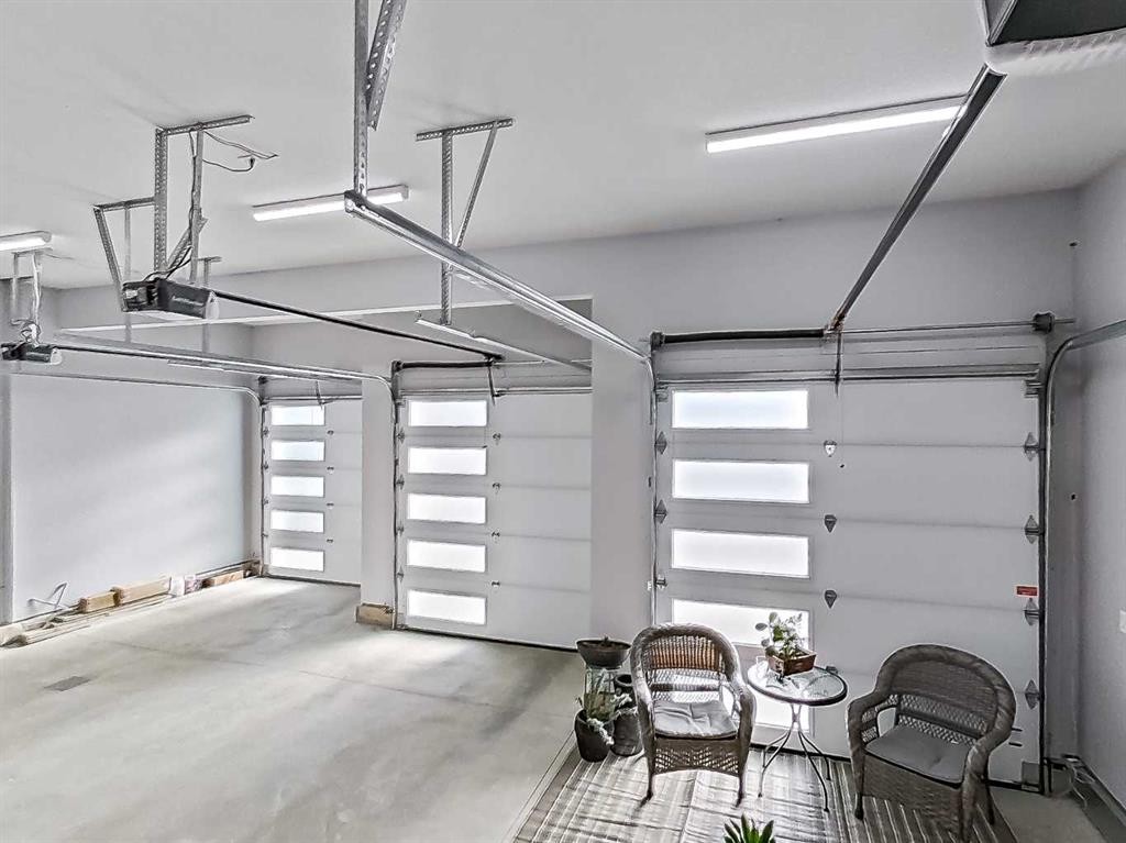 5 Leonard Close, Sylvan Lake, AB - Indoor Photo Showing Garage