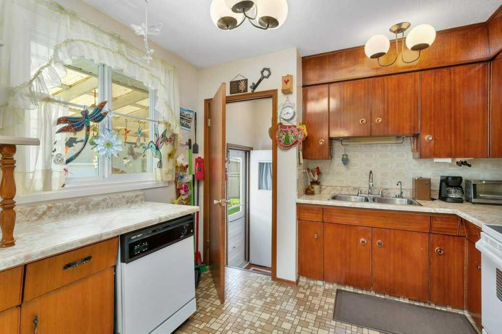 7 Ohio Close, Red Deer, AB - Indoor Photo Showing Kitchen With Double Sink