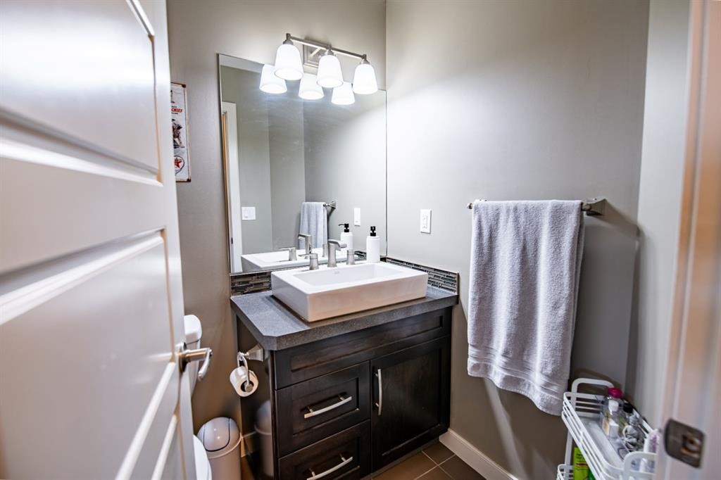 60 Vincent Close, Red Deer, AB - Indoor Photo Showing Bathroom