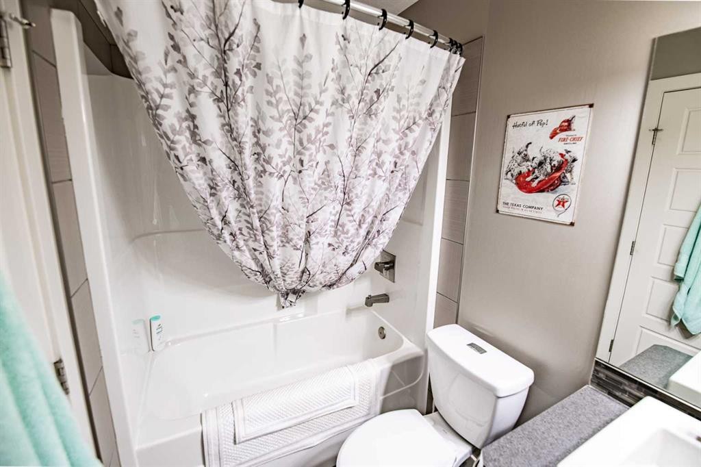 60 Vincent Close, Red Deer, AB - Indoor Photo Showing Bathroom