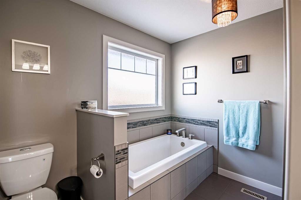 60 Vincent Close, Red Deer, AB - Indoor Photo Showing Bathroom