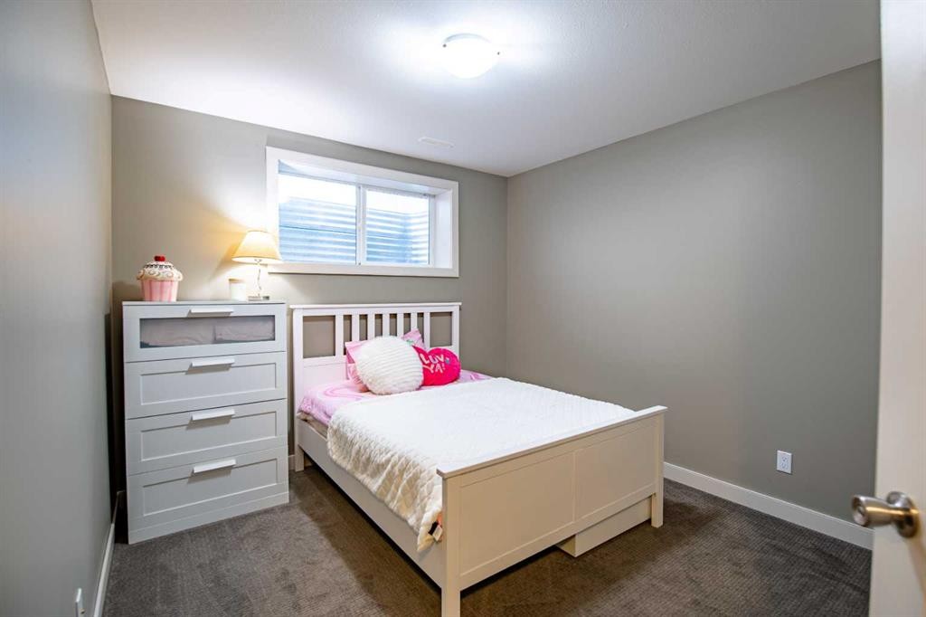 60 Vincent Close, Red Deer, AB - Indoor Photo Showing Bedroom