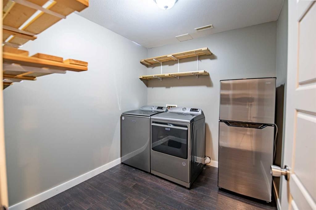60 Vincent Close, Red Deer, AB - Indoor Photo Showing Laundry Room
