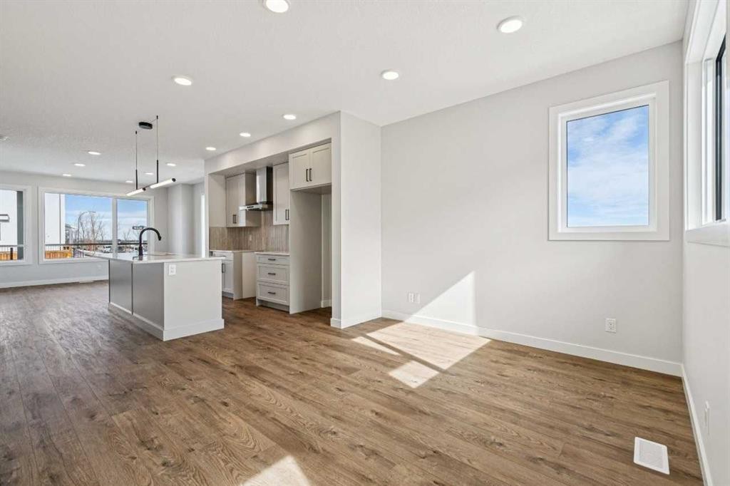 9 Treeline Avenue Sw, Calgary, AB - Indoor Photo Showing Kitchen With Upgraded Kitchen