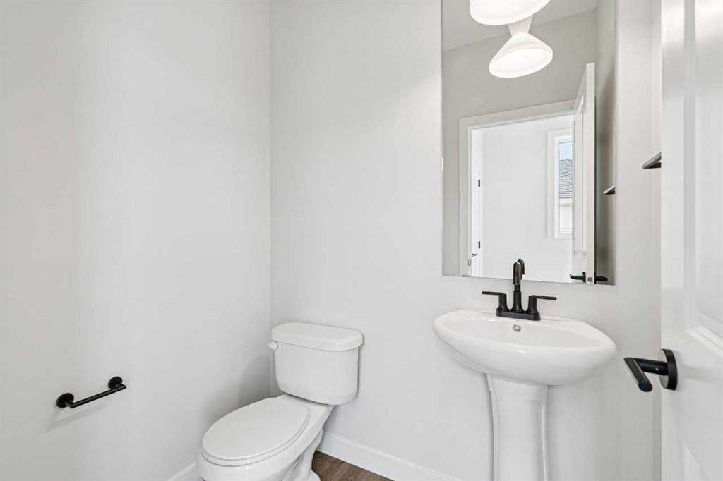 9 Treeline Avenue Sw, Calgary, AB - Indoor Photo Showing Bathroom