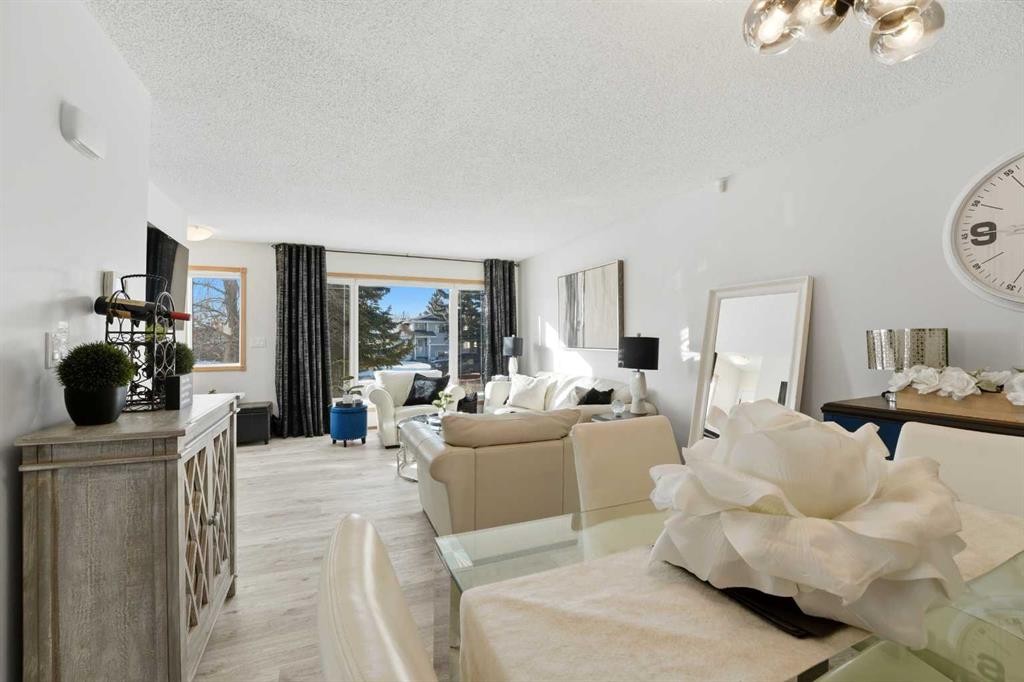 101 Erickson Drive, Red Deer, AB - Indoor Photo Showing Living Room