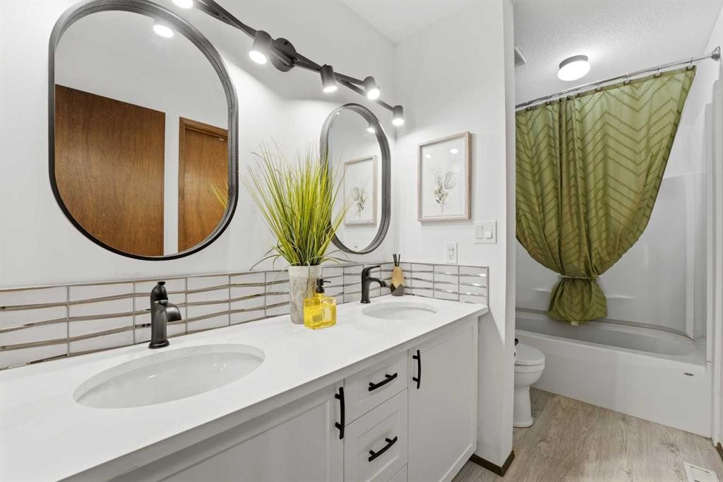 101 Erickson Drive, Red Deer, AB - Indoor Photo Showing Bathroom