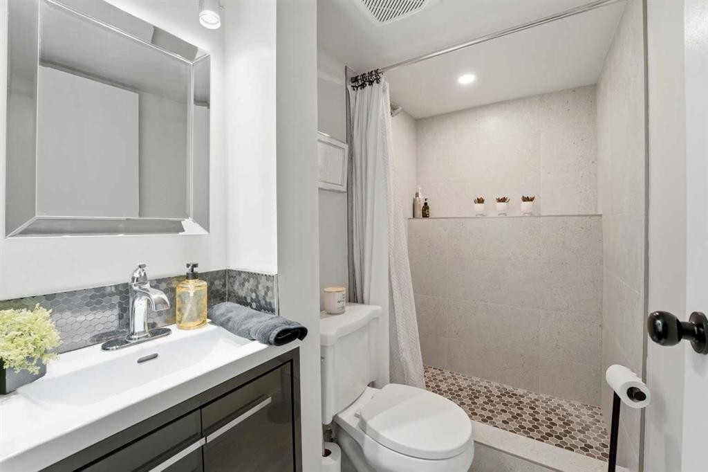 101 Erickson Drive, Red Deer, AB - Indoor Photo Showing Bathroom