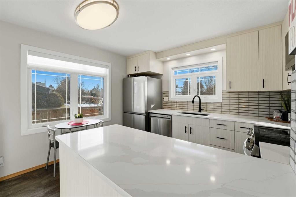 101 Erickson Drive, Red Deer, AB - Indoor Photo Showing Kitchen With Upgraded Kitchen