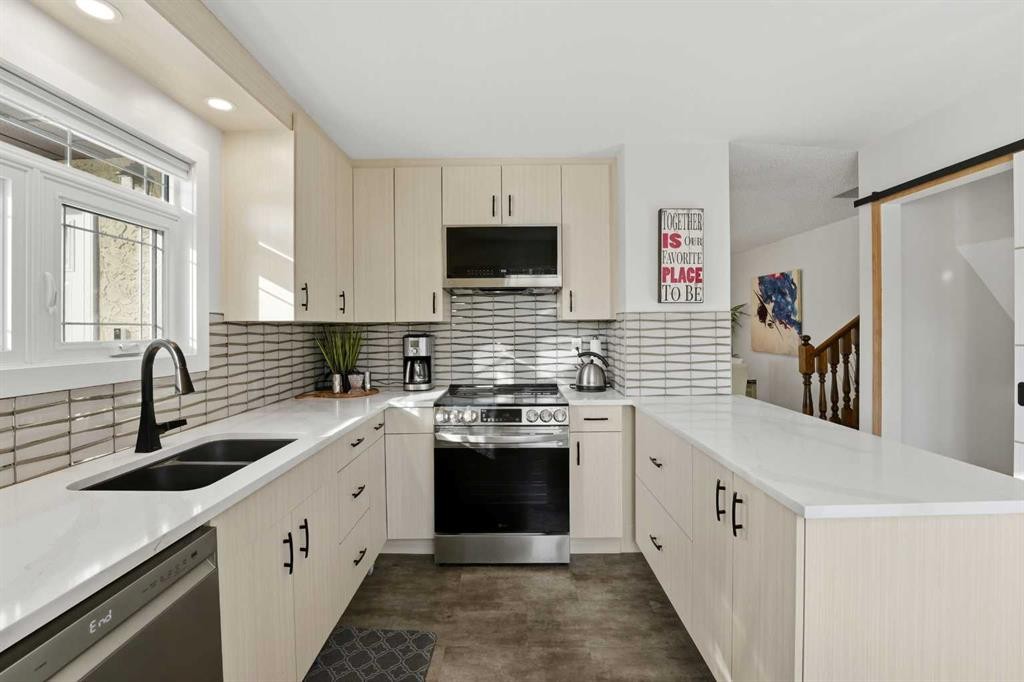 101 Erickson Drive, Red Deer, AB - Indoor Photo Showing Kitchen With Double Sink With Upgraded Kitchen