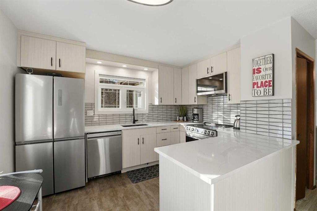 101 Erickson Drive, Red Deer, AB - Indoor Photo Showing Kitchen With Upgraded Kitchen