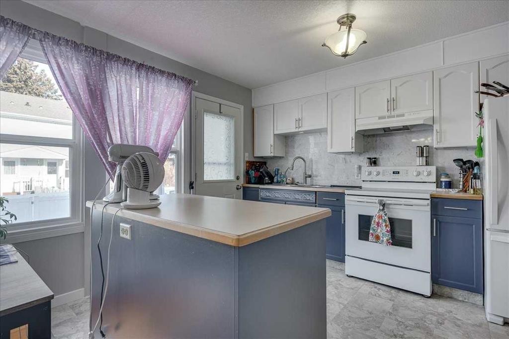 39 Poplar Crescent, Springbrook, AB - Indoor Photo Showing Kitchen