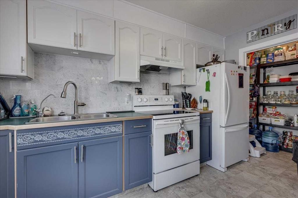 39 Poplar Crescent, Springbrook, AB - Indoor Photo Showing Kitchen With Double Sink