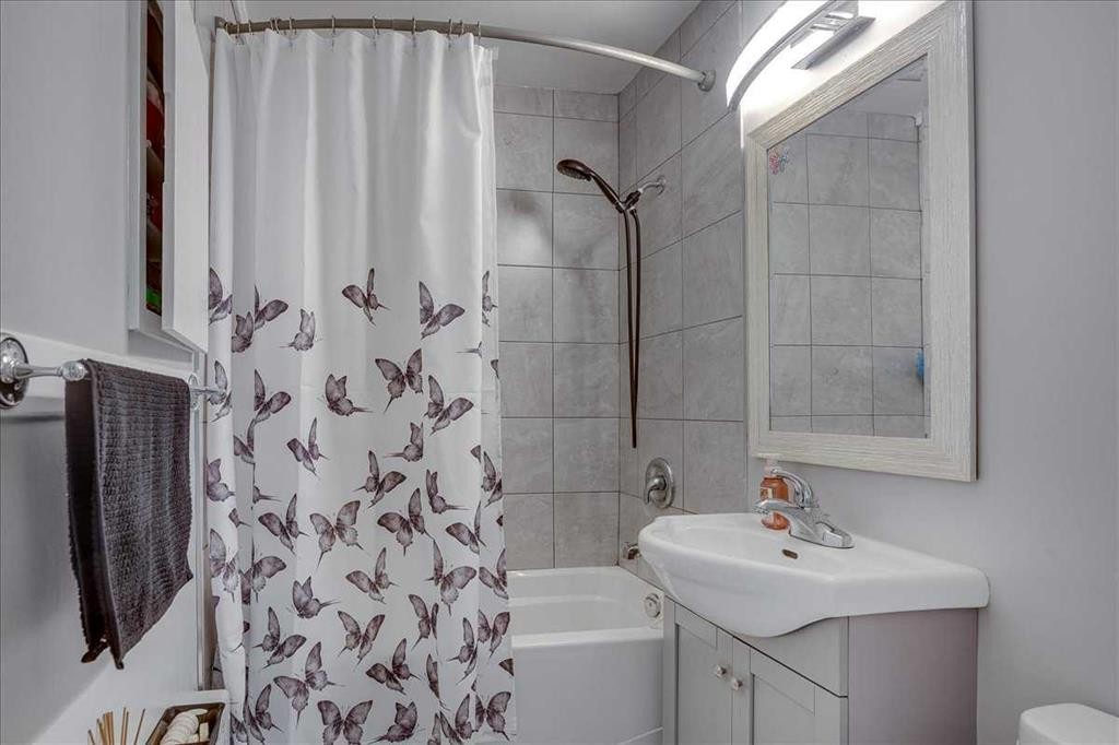 39 Poplar Crescent, Springbrook, AB - Indoor Photo Showing Bathroom