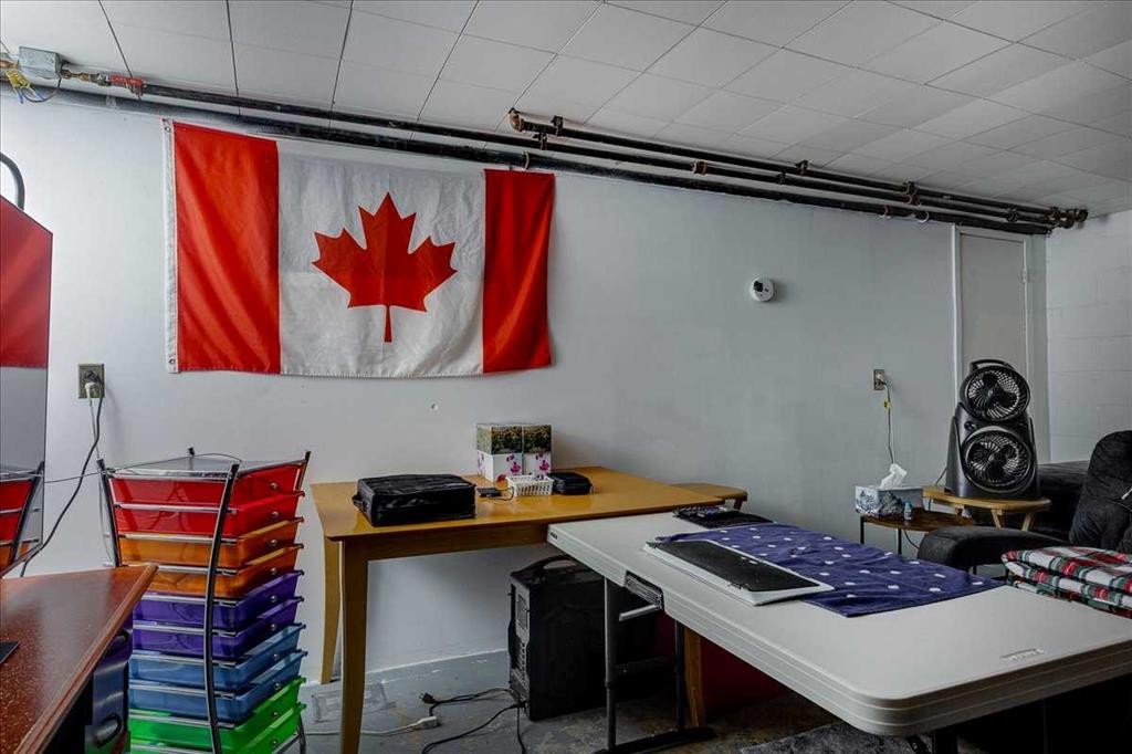 39 Poplar Crescent, Springbrook, AB - Indoor Photo Showing Garage